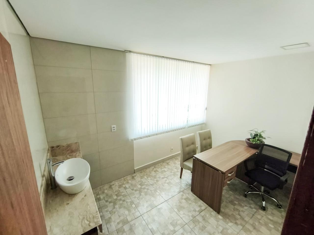 Sala com pia e mesa de atendimento