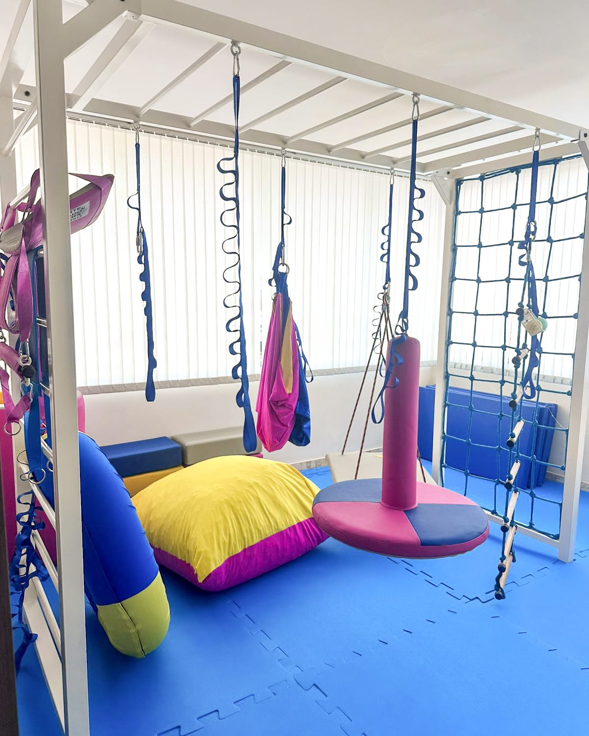 Sala de integração sensorial com balanços